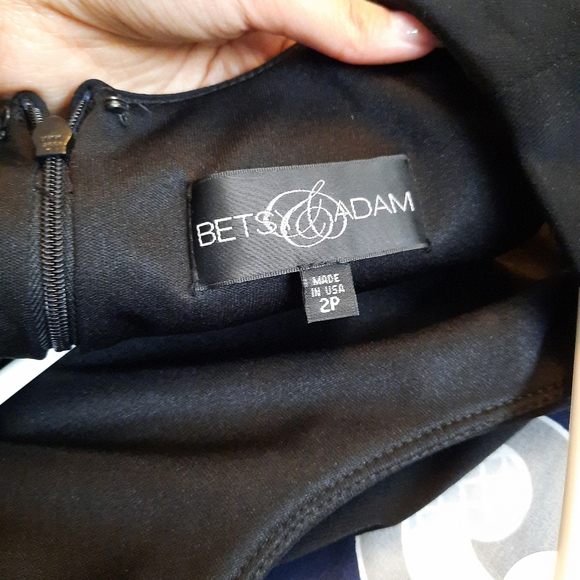 Black and floral dress with pockets at the side - Picture 5 of 8